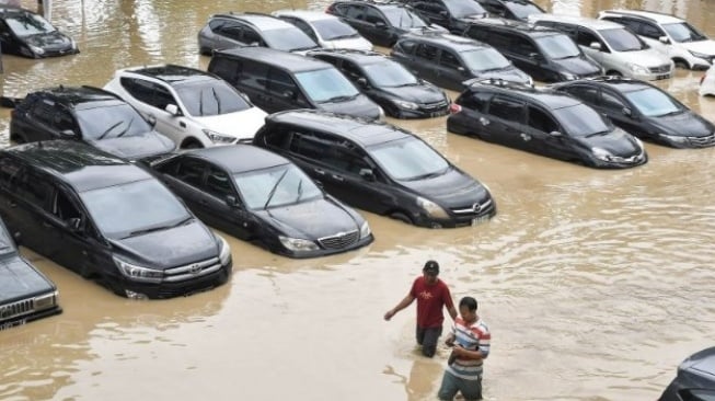 Jangan Panik! Ini yang Harus Dilakukan Jika Mobil Listrik Anda Terendam Banjir