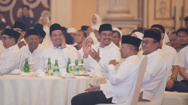 Gubernur Sumut Bobby Nasution menghadiri acara silaturahmi dan buka puasa bersama di Regale International Convention Centre, Sabtu (8/3/2025). 