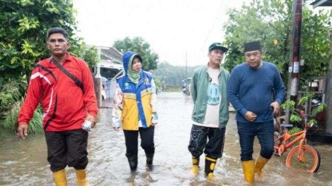 Wali Kota Palembang Ratu Dewa meninjau banjir di Palembang