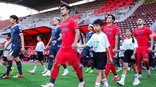 Dalam laga ini, bek kiri Timnas Indonesia, Pratama Arhan, tidak masuk dalam susunan pemain utama dan hanya menghiasi bangku cadangan. (IG Pratama Arhan)