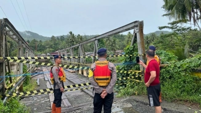 Jembatan roboh di Nias Barat. [Dok Brimob Polda Sumut]