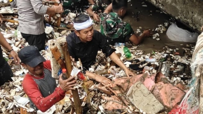 Pamer Bersihkan Sampah di Kali, Dedi Mulyadi Malah Dicap Jokowi Mode Sunda: Nangisnya Mana, Nangisnya?