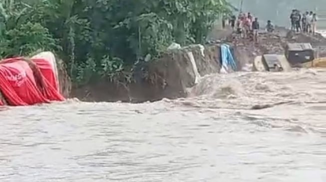 Foto hasil tangkapan layar terjadinya banjir akibat tanggul Sungai Tuntang jebol untuk keempat kalinya selama 2025, Minggu (9/3/2025). [ANTARA/HO-BPBD Grobogan]