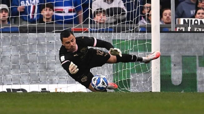 Calon kiper naturalisasi Timnas Indonesia, Emil Audero Mulyadi, mengalami momen sulit dalam laga Serie B Liga Italia antara Palermo dan Sampdoria. (IG Emil Audero)