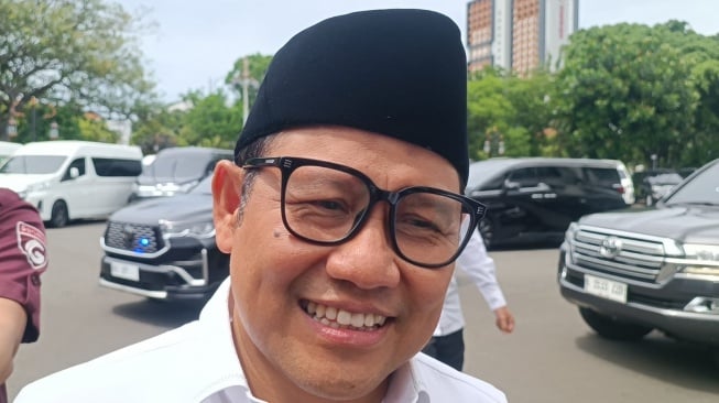 Menteri Koordinator Bidang Pemberdayaan Manusia Muhaimin Iskandar tiba di Istana Kepresidenan Jakarta, Senin (10/3/2025). [Suara.com/Novian]