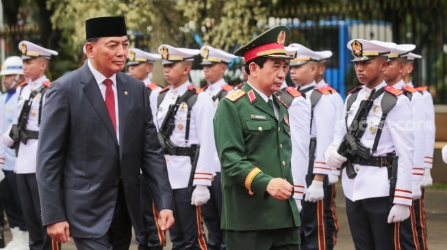 Menteri Pertahanan RI Sjafrie Sjamsoeddin (kiri) bersama Menteri Pertahanan Vietnam Phan Van Giang (kanan) berjalan untuk memeriksa pasukan di Gedung Kementerian Pertahanan, Jakarta, Senin (10/3/2025). [Suara.com/Alfian Winanto]