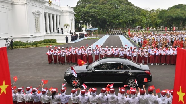 Sekretaris Jenderal (Sekjen) Partai Komunis Vietnam (PKV) To Lam melambaikan tangan dari dalam mobil saat tiba di Istana Kepresidenan Jakarta, Jakarta, Senin (10/3/2025). [ANTARA FOTO/Aditya Pradana Putra/sgd/tom].