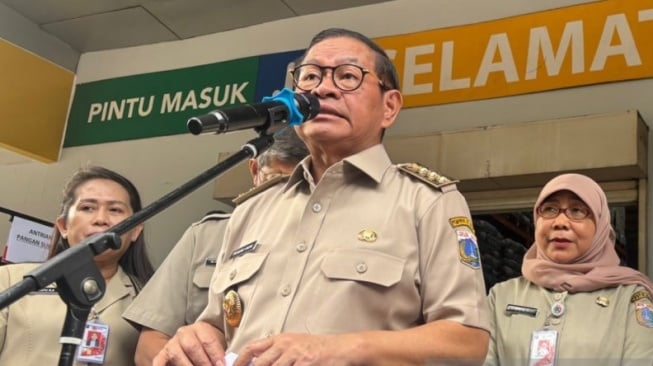 Tinjau Pasar Induk, Pramono Sebut Fluktuasi Harga Cabai Masih Stabil