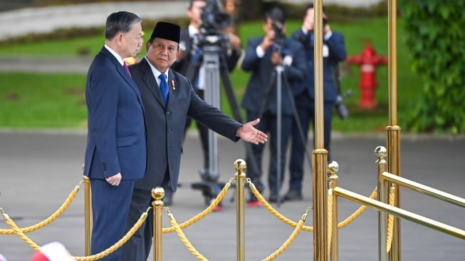 Presiden Prabowo Subianto (kanan) dan Sekretaris Jenderal (Sekjen) Partai Komunis Vietnam (PKV) To Lam bersiap memeriksa pasukan saat kunjungan kenegaraan di Istana Kepresidenan Jakarta, Jakarta, Senin (10/3/2025). [ANTARA FOTO/Aditya Pradana Putra/sgd/tom]