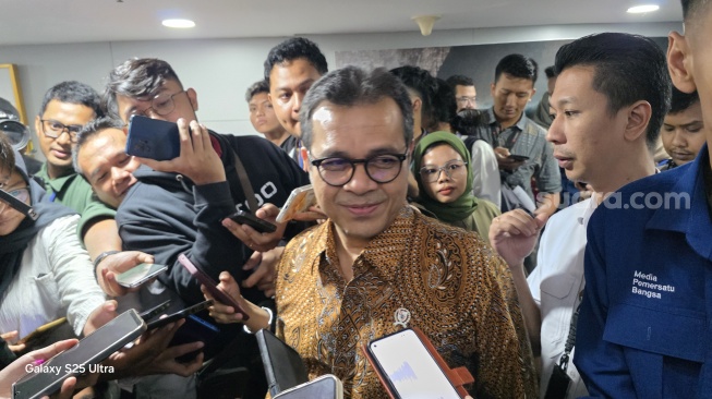 Wamenkomdigi Nezar Patria saat ditemui di Kantor Komdigi, Jakarta, Senin (10/3/2025). [Suara.com/Dicky Prastya]
