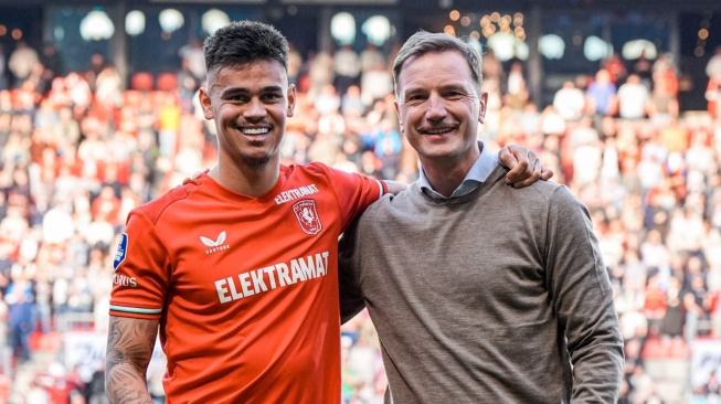 Bek timnas Indonesia, Mees Hilgers membuat catatan penampilan ke-100 bersama FC Twente. (X/@fctwente)