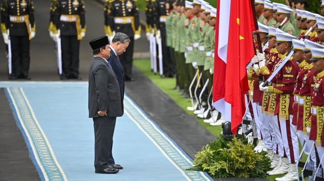 Presiden Prabowo Subianto (kiri) dan Sekretaris Jenderal (Sekjen) Partai Komunis Vietnam (PKV) To Lam memberikan penghormatan kepada bendera saat memeriksa pasukan di Istana Kepresidenan Jakarta, Jakarta, Senin (10/3/2025). [ANTARA FOTO/Aditya Pradana Putra/sgd/tom]