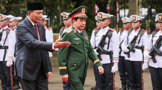 Menteri Pertahanan RI Sjafrie Sjamsoeddin (kiri) bersama Menteri Pertahanan Vietnam Phan Van Giang (kanan) berjalan untuk memeriksa pasukan di Gedung Kementerian Pertahanan, Jakarta, Senin (10/3/2025). [Suara.com/Alfian Winanto]