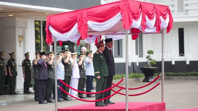 Menteri Pertahanan RI Sjafrie Sjamsoeddin (kanan) bersama Menteri Pertahanan Vietnam Phan Van Giang (kiri) saat upacara penyambutan di Gedung Kementerian Pertahanan, Jakarta, Senin (10/3/2025). [Suara.com/Alfian Winanto]