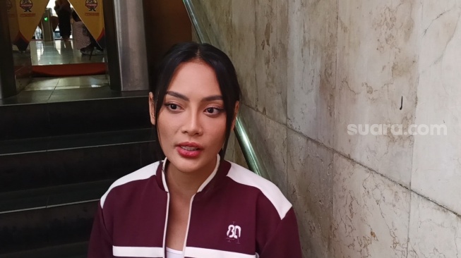 Erika Carlina saat membesuk asisten Nikita Mirzani, Mail Syahputra di Mapolda Metro Jaya, Jakarta, Senin (10/3/2025). [Suara.com/Adiyoga Priyambodo]