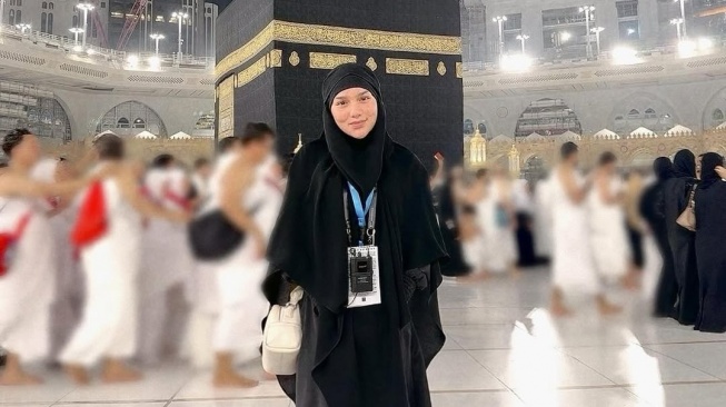 Davina Karamoy menjalani ibadah umrah untuk pertama kalinya. [Instagram]