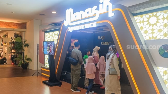 Pengunjung saat mencoba simulasi manasik haji di arena Manasik Xperience, Kuningan City, Jakarta, Senin (10/3/2025). [Suara.com/Alfian Winanto]