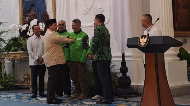 Presiden Prabowo Subianto menyalami pengemudi ojol usai mengimbau kepada pengusaha swasta memberikan THR di Istana Negara, Senin (10/3/2025). [Suara.com/Novian]