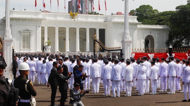 Ratusan kepala daerah terpilih berjalan beriringan menuju Istana Merdeka, Jakarta, Kamis (20/2/2025). [Suara.com/Alfian Winanto]