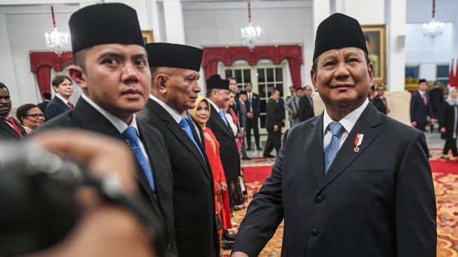 Seskab Teddy Indra Wijaya bersama Presiden Prabowo Subianto. [Antara]