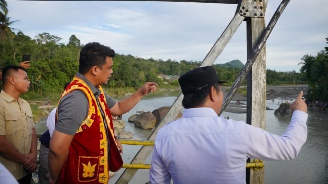 Gubernur Sumut Bobby Nasution meninjau jembatan ambruk di Kabupaten Nias Barat. [dok  Diskominfo Sumut]