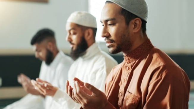 Bacaan Surat Pendek Shalat Tarawih 11 Rakaat Lengkap, Arab dan Terjemahan, Tak Hanya Al-Ikhlas