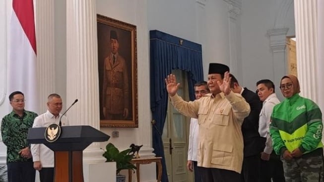 Presiden Prabowo Subianto saat mengumumkan pemberian THR kepada ojol di Istana Kepresidenan, Senin (10/3/2025). [Suara.com/Novian]