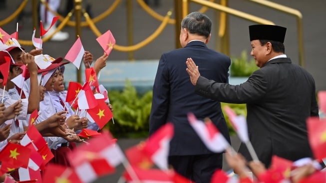 Presiden Prabowo Subianto (kanan) dan Sekretaris Jenderal (Sekjen) Partai Komunis Vietnam (PKV) To Lam menyapa para siswa SD saat kunjungan kenegaraan di Istana Kepresidenan Jakarta, Jakarta, Senin (10/3/2025). [ANTARA FOTO/Aditya Pradana Putra/sgd/tom]