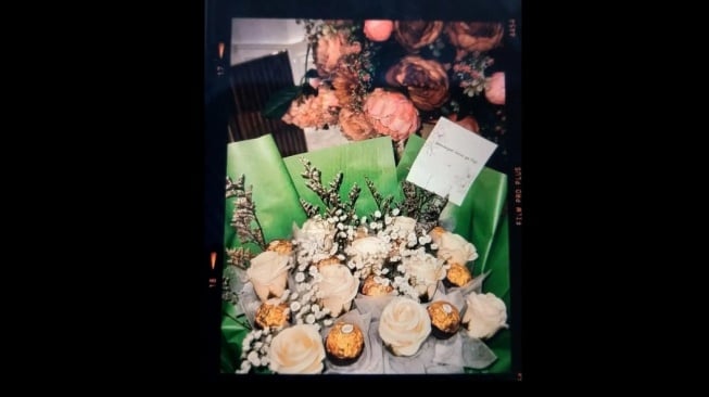 Fuji dapat bouquet bunga (TikTok @vonmi48)