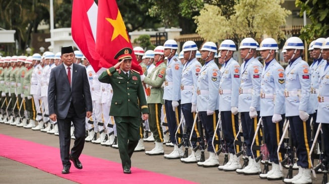 Menteri Pertahanan RI Sjafrie Sjamsoeddin (kiri) bersama Menteri Pertahanan Vietnam Phan Van Giang (kanan) berjalan untuk memeriksa pasukan di Gedung Kementerian Pertahanan, Jakarta, Senin (10/3/2025). [Suara.com/Alfian Winanto]