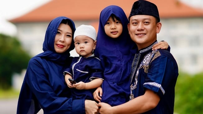 Bobon Santoso bersama istri dan anak. [Instagram]