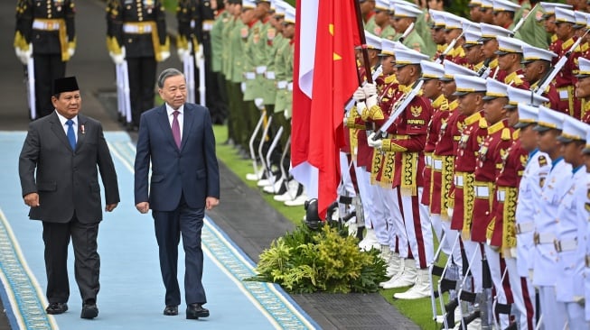 Presiden Prabowo Subianto (kiri) dan Sekretaris Jenderal (Sekjen) Partai Komunis Vietnam (PKV) To Lam memeriksa pasukan saat kunjungan kenegaraan di Istana Kepresidenan Jakarta, Jakarta, Senin (10/3/2025). [ANTARA FOTO/Aditya Pradana Putra/sgd/tom]