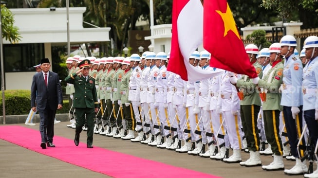 Menteri Pertahanan RI Sjafrie Sjamsoeddin (kiri) bersama Menteri Pertahanan Vietnam Phan Van Giang (kanan) berjalan untuk memeriksa pasukan di Gedung Kementerian Pertahanan, Jakarta, Senin (10/3/2025). [Suara.com/Alfian Winanto]