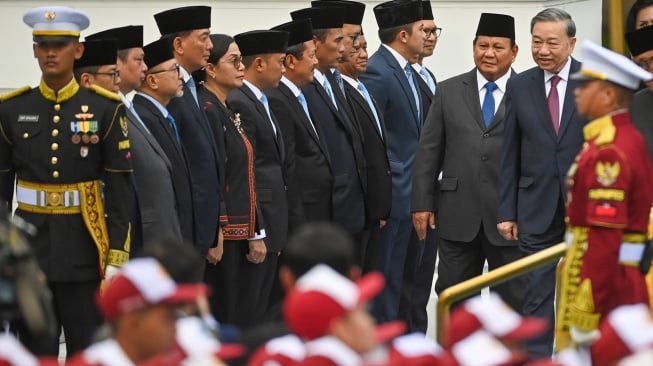 Presiden Prabowo Subianto (kedua kanan) memperkenalkan jajaran menteri Kabinet Merah-Putih kepada Sekretaris Jenderal (Sekjen) Partai Komunis Vietnam (PKV) To Lam (kanan) saat kunjungan kenegaraan di Istana Kepresidenan Jakarta, Jakarta, Senin (10/3/2025). [ANTARA FOTO/Aditya Pradana Putra/sgd/tom]