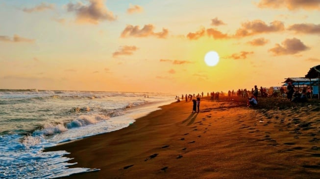 Mau Liburan Low Budget di Kebumen? Pantai Setrojenar Jawabannya!