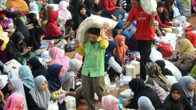 Zakat meringankan banyak orang. [Dok. Antara]