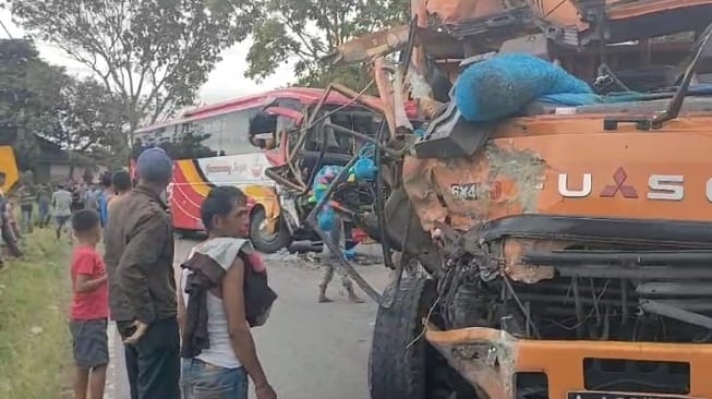 Bus Gumarang Jaya vs Truk Fuso Tabrakan di Jalan Solok-Padang, 2 Sopir Terjepit dan 1 Penumpang Luka-luka!