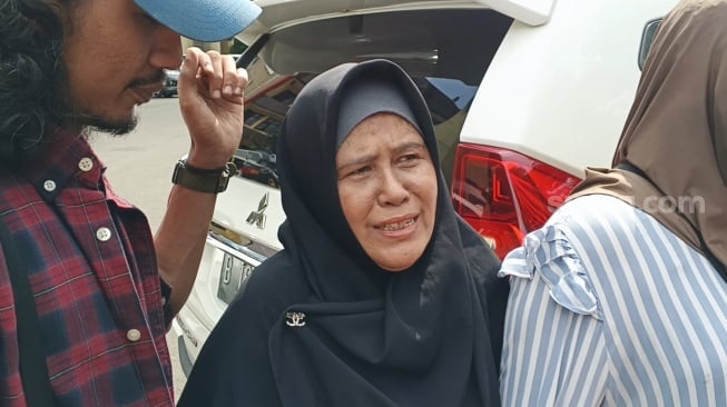 Ibu Vadel Badjideh, Titin usai membesuk putranya di Mapolres Metro Jakarta Selatan, Selasa (11/3/2025). [Suara.com/Adiyoga Priyambodo]