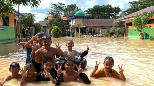 Kaki Aman Bebas Banjir: Tips Pilih Alas Kaki Anti Cedera dan Penyakit Kulit!