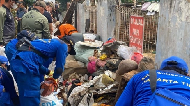 500 Personel Gabungan Dikerahkan Bersihkan Sampah usai Banjir di Cililitan Jakarta Timur