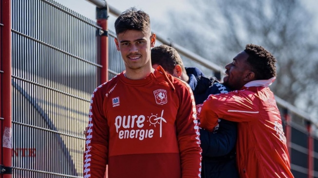 Bek Timnas Indonesia, Mees Hilgers saat berlatih bersama FC Twente. [Dok. Instagram Mees Hilgers]