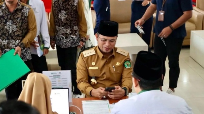 Gubernur Kaltim Rudy Mas’ud menunaikan kewajiban zakat. [ANTARA]