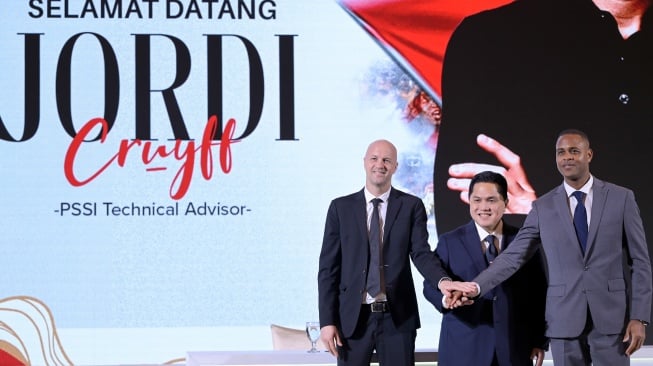 Ketua Umum PSSI Erick Thohir (tengah) berfoto bersama Penasihat Teknis Timnas Indonesia Jordi Cruyff (kiri) dan Pelatih Timnas Indonesia Patrick Kluivert (kanan) saat acara perkenalan penasihat teknis Timnas Indonesia di Jakarta, Selasa (11/3/2025). [ANTARA FOTO/Fauzan/nym]