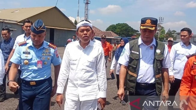 Gubernur Jawa Barat Dedi Mulyadi meninjau persiapan rekayasa cuaca dari udara di Lanud Husein Sastranegara Bandung, Selasa (11/3/2025) (ANTARA/Ricky Prayoga)