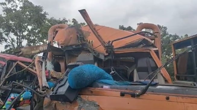 Kecelakaan Bus Gumarang Jaya vs Truk Fuso di jalan Solok-Padang menyebabkan tiga korban luka-luka. [Dok. Istimewa]