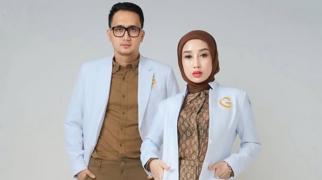 Dokter Reza Gladys bersama suami, Attaubah Mufid. [Instagram]