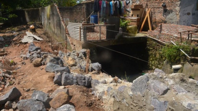 Warga Bandar Lampung Bongkar Sendiri Bangunan di Atas Sungai