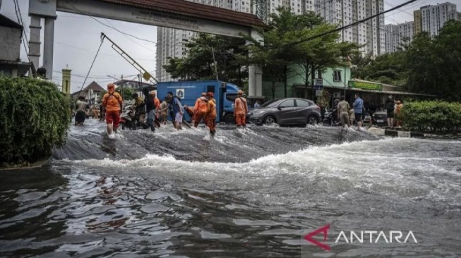 Sejumlah petugas PPSU berjaga saat banjir rob di Jalan Pluit Karang Ayu Barat, Pluit, Jakarta, Selasa (17/12/2024). ANTARA FOTO/Aprillio Akbar/rwa/am.