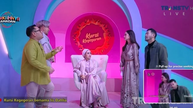 Iis Dahlia sentil Dewi Perssik cs saat menjadi bintang tamu acara talkshow Pagi Pagi Ambyar (YouTube/TRANS TV Official)