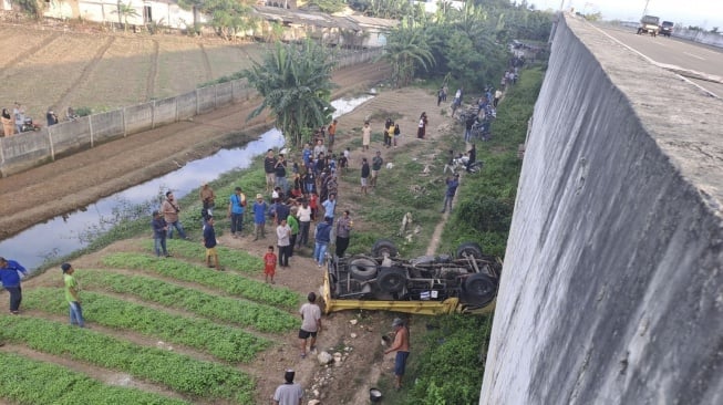 Diduga Hilang Kendali Gegara Pecah Ban, Truk Pengangkut Besi di Tol Cibitung Terjun Bebas